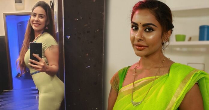 sri-reddy-serious-on-fan-who-requested-her-to-show-her-waist-once
